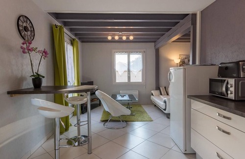 Gy Cottage | Bright house with private garden and Wifi near historical sites