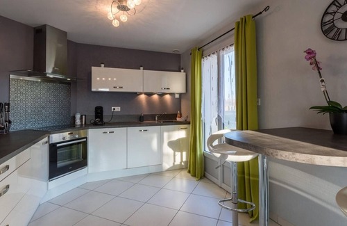 Gy Cottage | Bright house with private garden and Wifi near historical sites