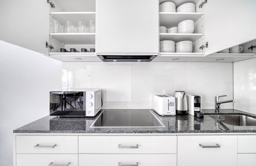 Iselin Apartment | Bright Iselin 3 Room w/Storage, 1min to Local Market, by Blueground