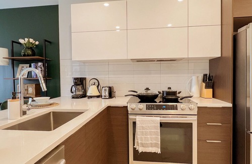 Cote-Des-Neiges—Notre-Dame-De-Grace Apartment | Bright! King bed *private office*terrace*gym*