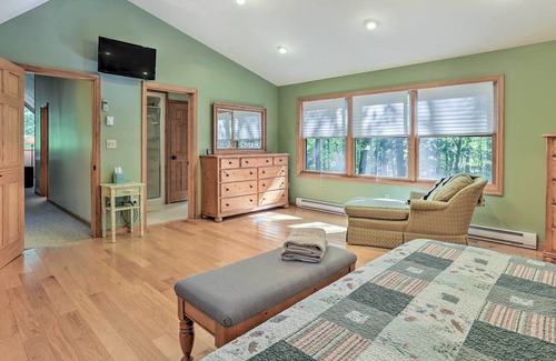Lackawaxen Cabin | Bright Lackawaxen Cabin - 2 Mi to Big Bear!