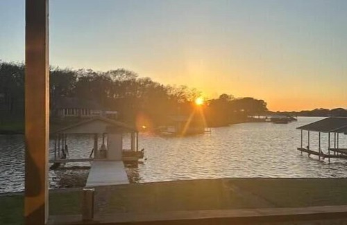Enchanted Oaks House | Bright lakeside bliss. Your vibrant retreat awaits!