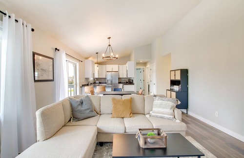Little Chute Condo | Bright Little Chute Condo w/Deck & Yard!
