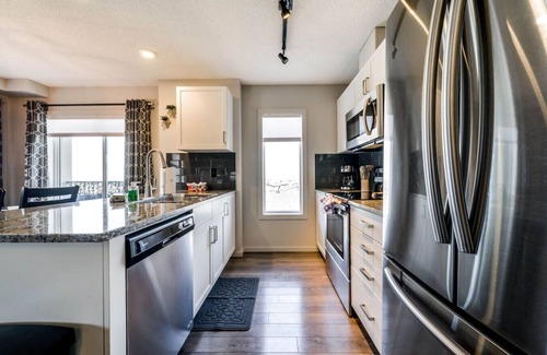 Southwest Edmonton Condo | Bright Luxe Condo AC Top Floor King Bed Balcony