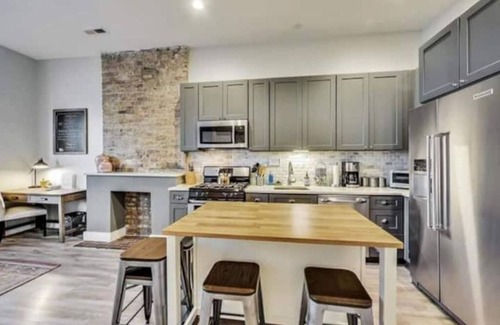 Illinois Medical District Apartment | Bright Med District 2Bd/2Ba w/Garage