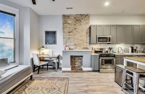 Illinois Medical District Apartment | Bright Med District 2Bd/2Ba w/Garage