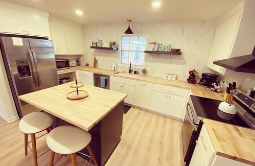 Conway House | Bright, Mid century Modern, 3 bedroom home next to Hendrix College