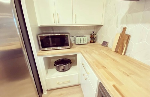 Conway House | Bright, Mid century Modern, 3 bedroom home next to Hendrix College