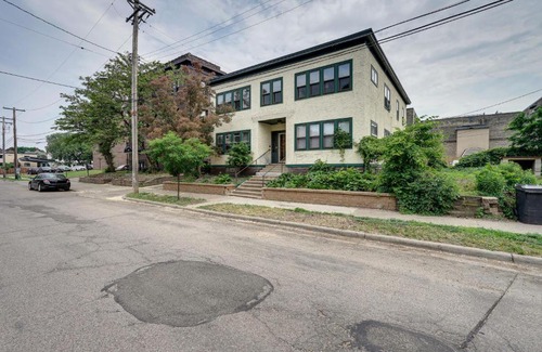 Elliot Park Apartment | Bright Minneapolis Apartment - 1 Mi to Downtown!