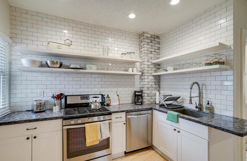 Elliot Park Apartment | Bright Minneapolis Apartment - 1 Mi to Downtown!