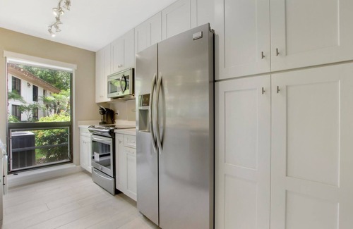 Hunt Club Condo | Bright Modern Condo at PGA National Resort