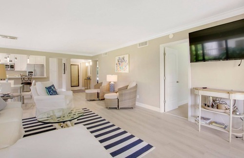 Hunt Club Condo | Bright Modern Condo at PGA National Resort