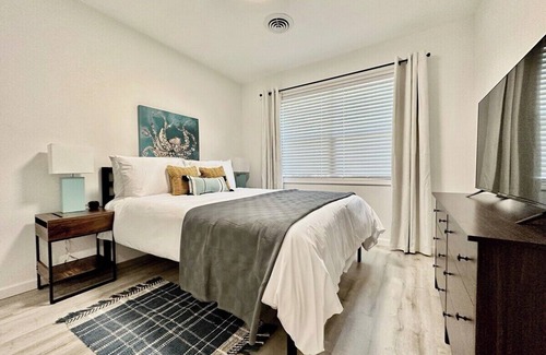 Paragould House | Bright, Modern 1-level near it all!