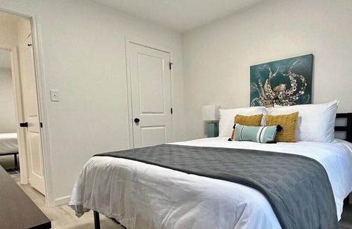 Paragould House | Bright, Modern 1-level near it all!