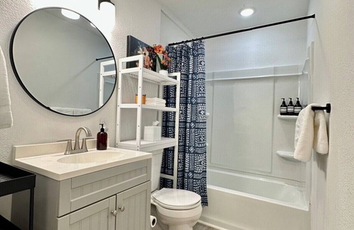 Paragould House | Bright, Modern 1-level near it all!
