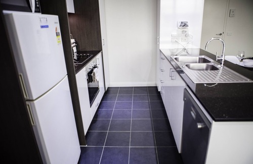 Lyneham Apartment | Bright modern 1BDR, wifi, parking, close to city