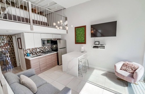 Little Italy Condo | Bright & Modern 2 Level Unit in heart of Little Italy