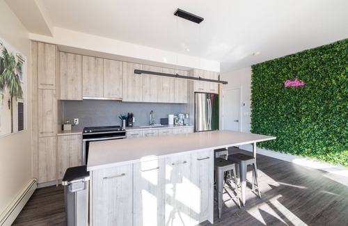 Old Strathcona Condo | Bright & Modern 2br Condo - Whyte Ave w/Parking Steps Away From U Of An