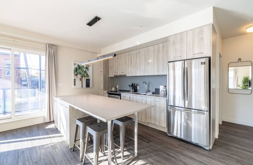 Old Strathcona Condo | Bright & Modern 2br Condo - Whyte Ave w/Parking Steps Away From U Of An