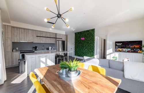 Old Strathcona Condo | Bright & Modern 2br Condo - Whyte Ave w/Parking Steps Away From U Of An