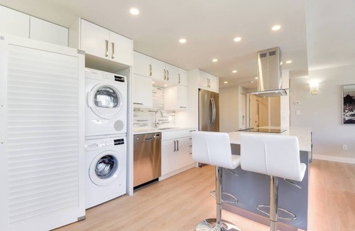 West End Condo | Bright & Modern 2BR in the Heart of Downtown Vancouver, with a Balcony and Gym
