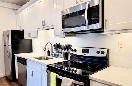 North Philadelphia East Apartment | Bright Modern 3 bedroom home - 10 min walk from Temple University