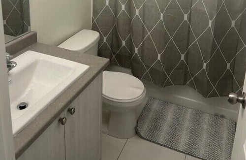 Bowmanville House | Bright & modern 3 bedroom