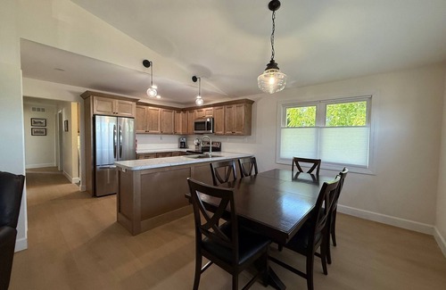 Mayfield House | Bright & Modern 3BR Lakeview Getaway – Fully Renovated July 2025