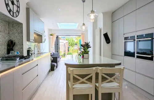 Portsmouth House | Bright & modern 4 bed home + garden + free parking