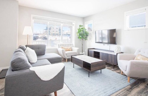 Fort Gary House | Bright & Modern 4bed 2bath Townhouse with Parking
