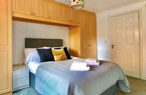 Milton Keynes House | Bright, modern and luxurious house in Milton Keynes with free, private parking.