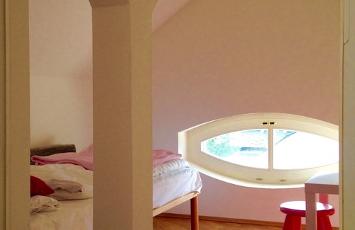 Eutritzsch Apartment | Bright modern attic with park view and air conditioning