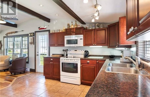Pointe-du-Chene Cottage | Bright modern cottage close to parlee beach.