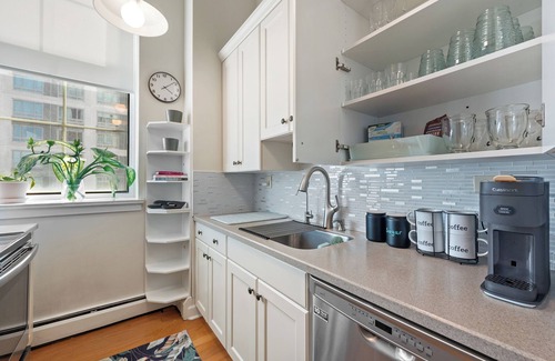 Downtown Condo | Bright & Modern Condo By Yale 3 Bedrooms,GYM, AC, Prime Location