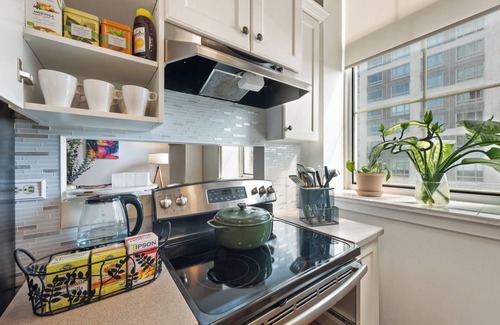 Downtown Condo | Bright & Modern Condo By Yale 3 Bedrooms,GYM, AC, Prime Location