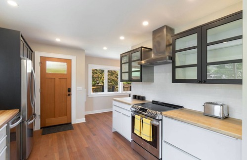Phinney Ridge House | Bright & Modern Cottage in Ballard |Fenced Yard, Deck, Walk to Local Restaurants-10 Min to Downtown