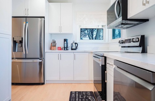 Whitby Apartment | Bright, Modern & Cozy Getaway Home near Toronto