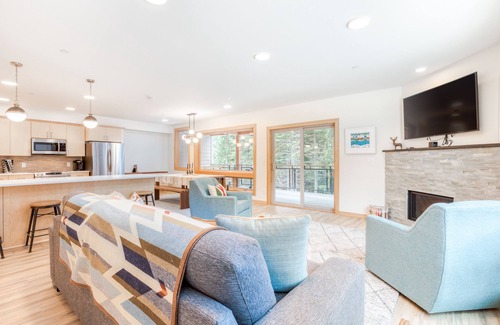 Government Camp House | Bright & modern dog-friendly getaway w/private balcony, gas grill, & free WiFi