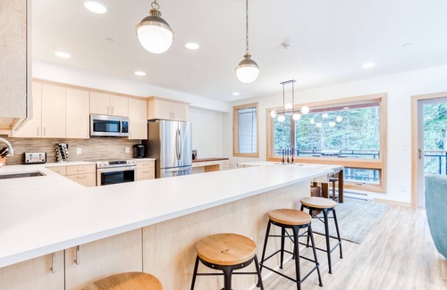 Government Camp House | Bright & modern dog-friendly getaway w/private balcony, gas grill, & free WiFi