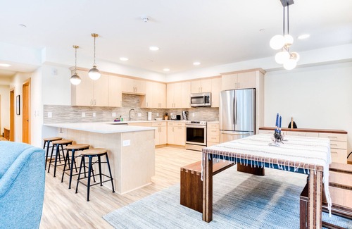 Government Camp House | Bright & modern dog-friendly getaway w/private balcony, gas grill, & free WiFi