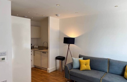 Highbury West Apartment | Bright&Modern Flat with Balcony/3mins to Station