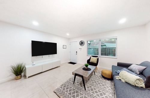 River Oaks Apartment | Bright & modern getaway with AC & patio - perfectly located near parks & trails