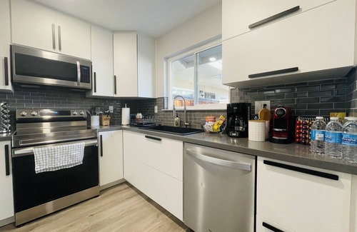 Santa Clara House | Bright modern home near Santana Row, Apple