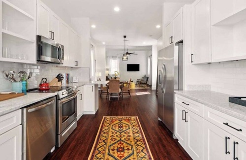 Milan House | Bright Modern House with Backyard 2br|2ba