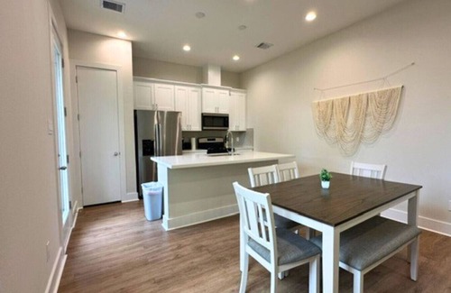 Northside House | Bright & Modern Houston Getaway | Gated Community Close to Everything