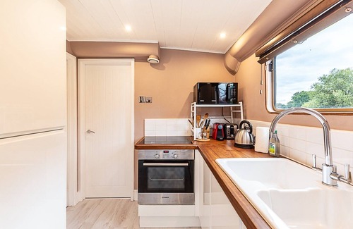 London Borough of Hounslow Boat Rental | Bright & Modern Kew Bridge Houseboat