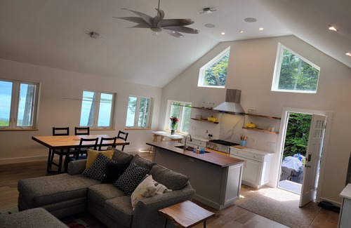 Mariaville House | Bright Modern Lakeside Retreat Newly Built!