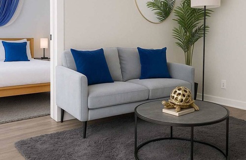 Boystown Apartment | Bright & Modern Lakeview Studio