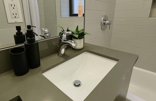 Boystown Apartment | Bright & Modern Lakeview Studio