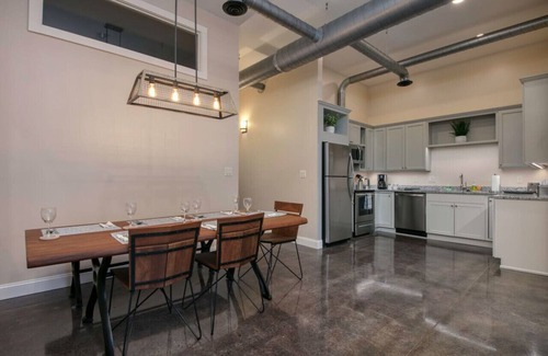 Roanoke Apartment | Bright modern loft for adventurers